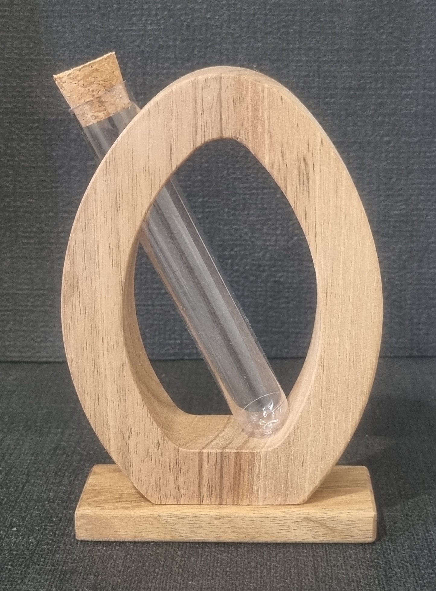 Objet décoration en bois avec tube à essai.