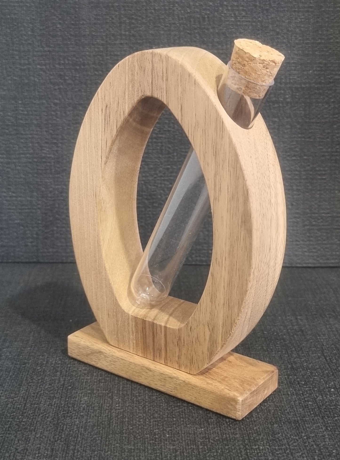 Objet décoration en bois avec tube à essai.