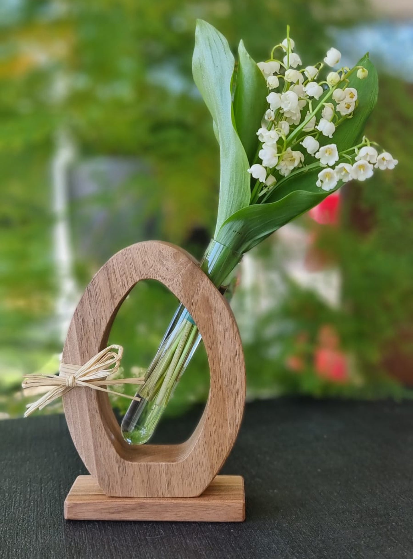 Objet décoration en bois avec tube à essai.