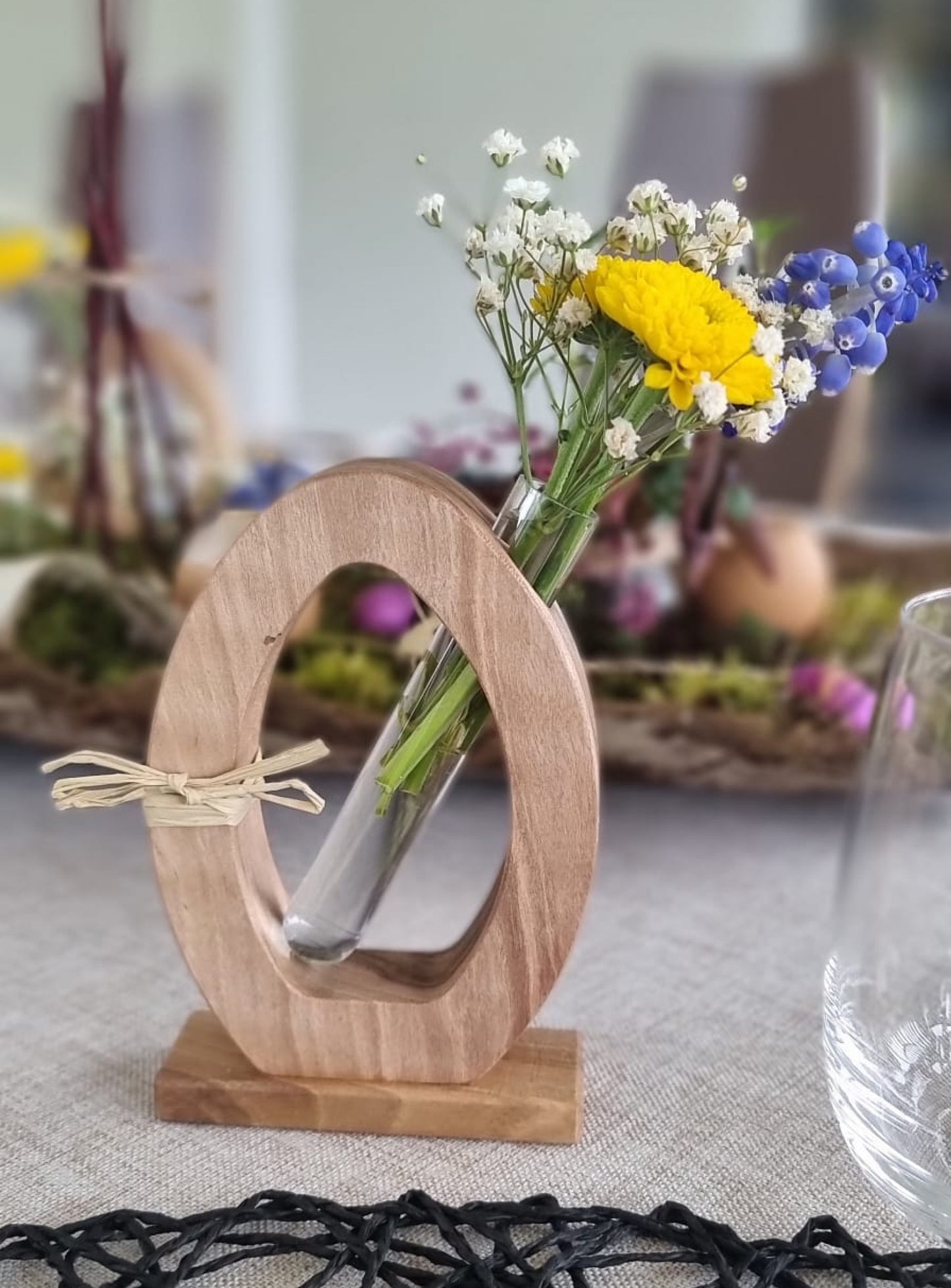 Objet décoration en bois avec tube à essai.